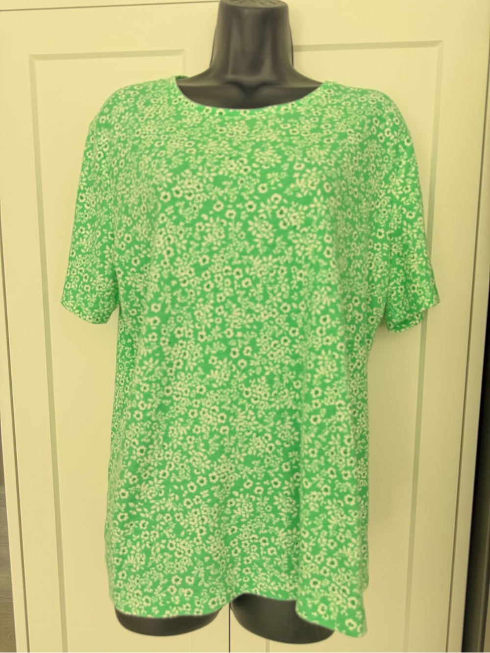 IYLA FLORAL CREW NEVK tee in a60/40 cotton blend